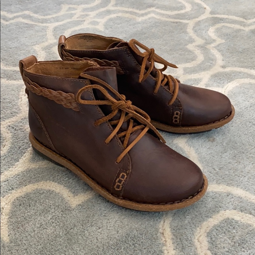 Born Temple brown leather boots